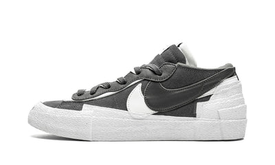 NIKE BLAZER LOW X SACAI GRIS FER/BLANC