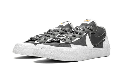 NIKE BLAZER LOW X SACAI GRIS FER/BLANC