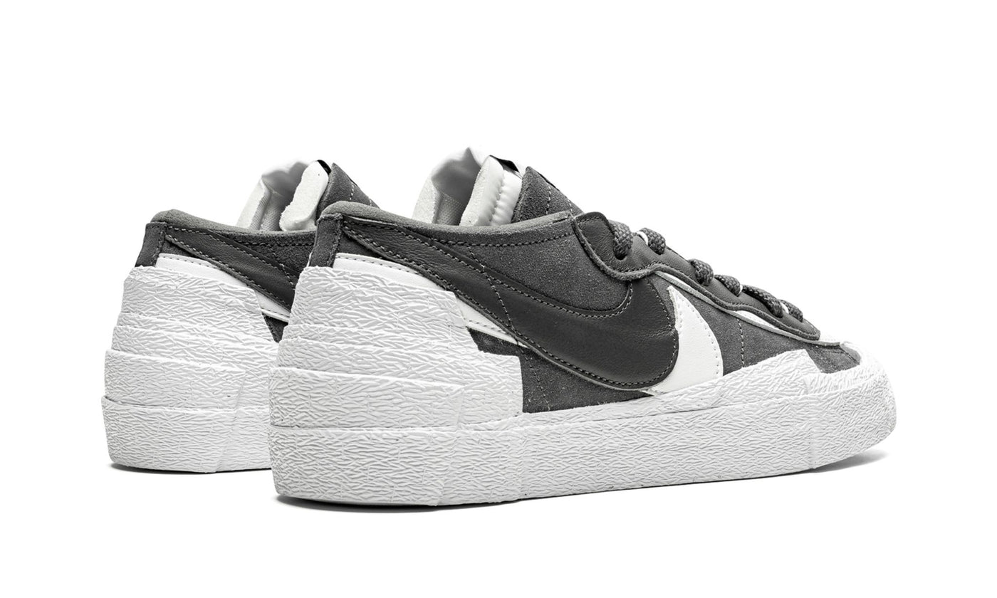 NIKE BLAZER LOW X SACAI GRIS FER/BLANC